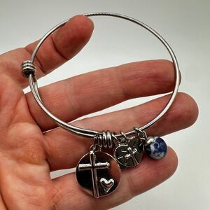 NWOT Unwritten "Faith" adjustable silver plated charm bracelet!